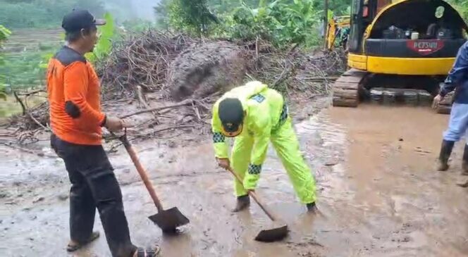 
					Polisi Bergerak Cepat Tangani Longsor di Keling Jepara, Akses Desa Tempur Terputus