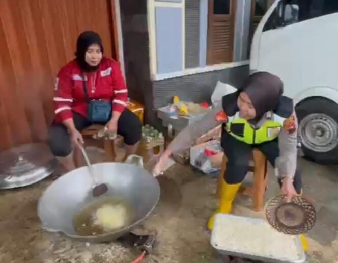 
					Polwan Polres Jepara Turun Langsung Bantu Dapur Umum Korban Longsor dan Banjir