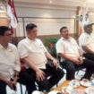 Ketua DPD PSI Kota Semarang, Bangkit Mahanantiyo (dua dari kanan) saat memberikan keterangan Pers kepada awak media di Hotel Trizz, Jalan Gajah Raya Semarang | foto: Wahyu Hamijaya.