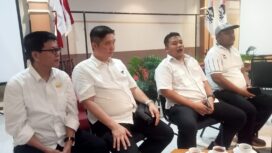 Ketua DPD PSI Kota Semarang, Bangkit Mahanantiyo (dua dari kanan) saat memberikan keterangan Pers kepada awak media di Hotel Trizz, Jalan Gajah Raya Semarang | foto: Wahyu Hamijaya.