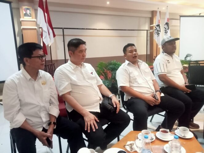 
					Ketua DPD PSI Kota Semarang, Bangkit Mahanantiyo (dua dari kanan) saat memberikan keterangan Pers kepada awak media di Hotel Trizz, Jalan Gajah Raya Semarang | foto: Wahyu Hamijaya.