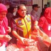 Bupati Semarang Ngesti Nugraha di Pasar Murah Dispertanikap, Kamis (4/4/2024) | Dok. Portal Berita Jatengprov.