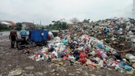 Sejumlah warga sedang memilah sampah di TPS Muktiharjo Kidul. (Foto: Kabarjateng.id)