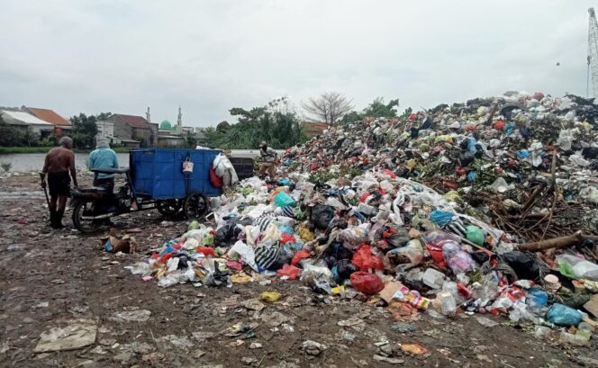 
					Sejumlah warga sedang memilah sampah di TPS Muktiharjo Kidul. (Foto: Kabarjateng.id)