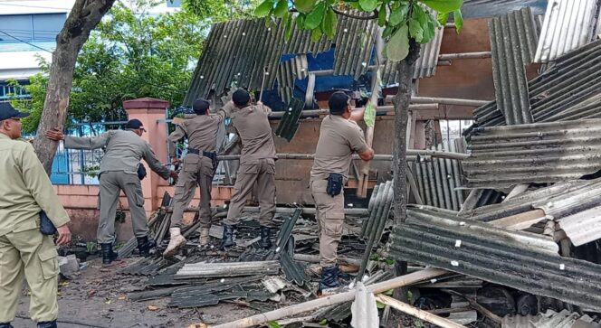 
					Pemkot Semarang Bongkar Lapak PKL di Atas Drainase Pasar Kobong