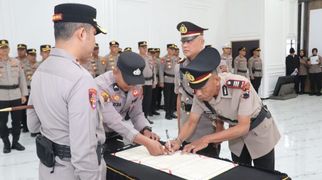 
					Kapolres Tegal Lantik Kapolsek Lebaksiu dan Pagerbarang