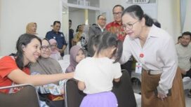 Wali Kota Semarang, Agustina Wilujeng menyapa warga di sentra pelayanan kesehatan dalam peringatan HUT ke-1 RSUD Mijen | dok humas Pemkot.
