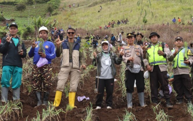 
					Polres Tegal Dukung Pelestarian Lingkungan Melalui Penanaman 1.000 Pohon di Kawasan Hutan Bumijawa