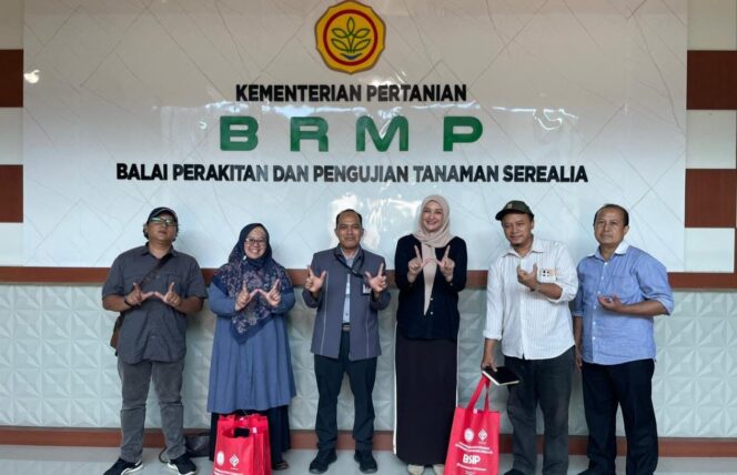 
					Rombongan Wakil Rektor III Unwahas di depan BRMP Sulawesi Selatan | dok Unwahas