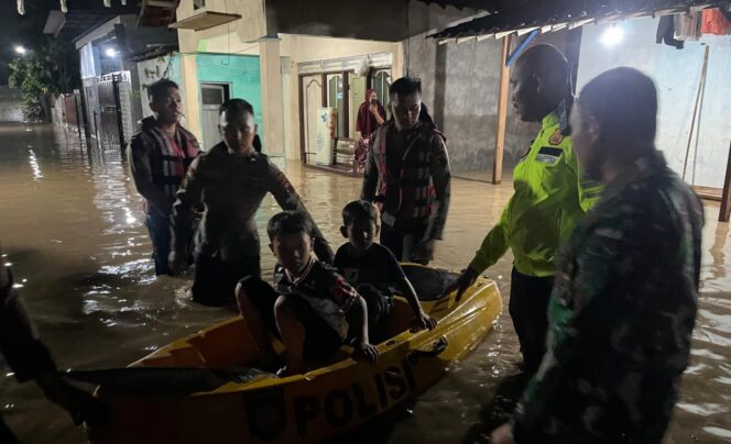 
					Hujan Lebat Picu Luapan Sungai Waridin, Polres Kendal Berlakukan Siaga Banjir hingga Dini Hari