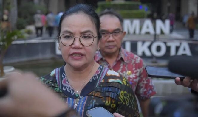 
					Wali Kota Semarang, Agustina Wilujeng didampingi Pj Sekda, Budi Prakosa saat memberikan keterangan kepada awak media | dok Humas Pemkot