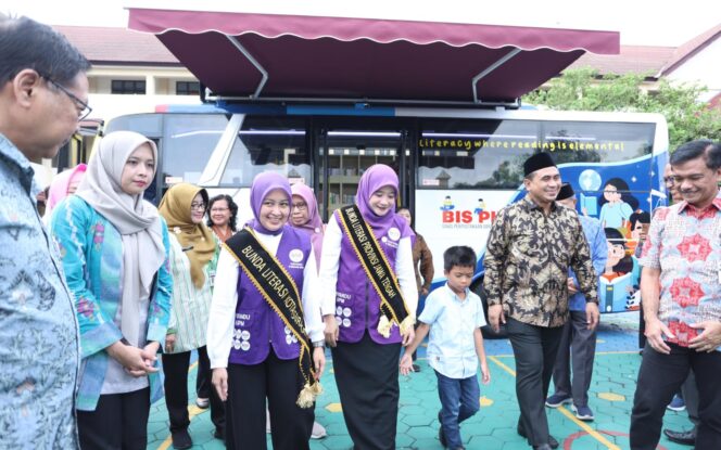 
					Bus Pintar Keliling Resmi Diluncurkan di Surakarta, Nawal Yasin Ajak Masyarakat Gemar Membaca