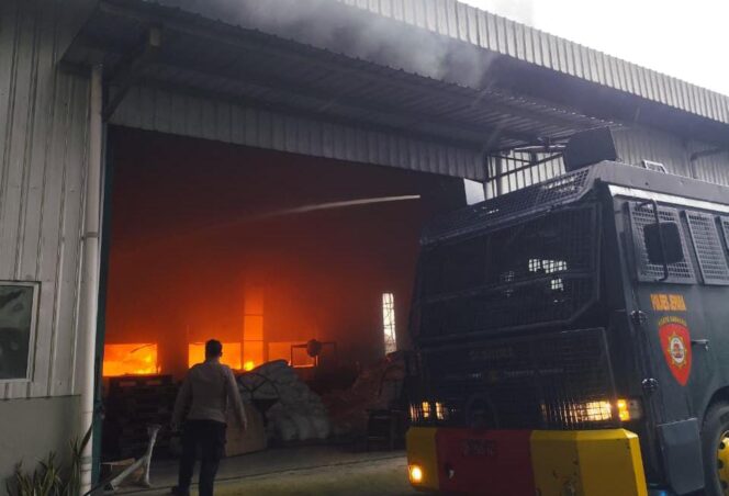 
					Mobil Water Cannon Polres Jepara Dikerahkan Bantu Padamkan Kebakaran Pabrik Busa di Nalumsari