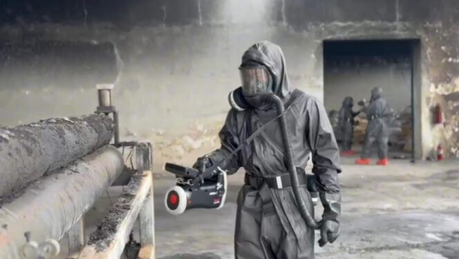 
					Tim KBRN Brimob Polda Jateng Terobos Asap Tebal, Pastikan Keamanan Lingkungan Pascakebakaran Pabrik di Jepara