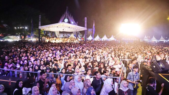 
					Pesta Rakyat Hari Jadi ke-348 Brebes, Alun-alun Dipadati Ribuan Warga dalam Suasana Guyub