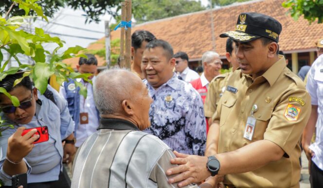 
					Banjir di Pekalongan Berangsur Surut, Wagub Jateng Evakuasi Dua Lansia dari Posko Pengungsian