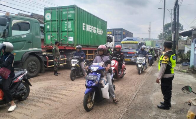 
					Pintu Kontainer Terbuka, Muatan Partikel Kayu Tumpah di Harjosari Bawen