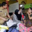 Wakil Gubernur Jawa Tengah, Taj Yasin bersama istri menyapa warga terdampak banjir Pekalongan | dok Humas Jateng