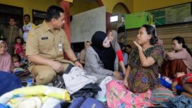 Wakil Gubernur Jawa Tengah, Taj Yasin bersama istri menyapa warga terdampak banjir Pekalongan | dok Humas Jateng
