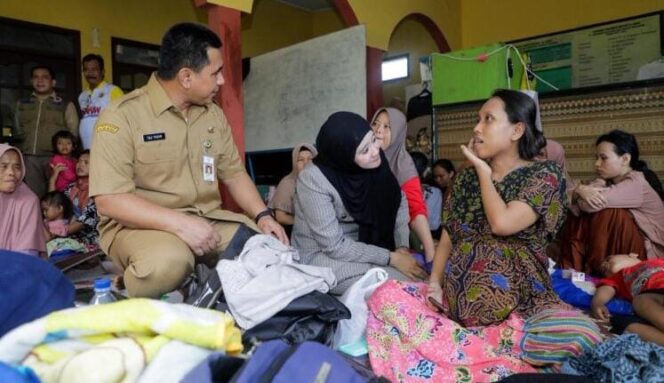 
					Wakil Gubernur Jawa Tengah, Taj Yasin bersama istri menyapa warga terdampak banjir Pekalongan | dok Humas Jateng