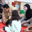 Nawal Arafah Yasin berkomunikasi dengan salah satu anak pengungsian banjir Pekalongan | dok Kominfo Jateng