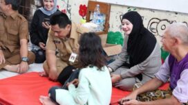 Nawal Arafah Yasin berkomunikasi dengan salah satu anak pengungsian banjir Pekalongan | dok Kominfo Jateng