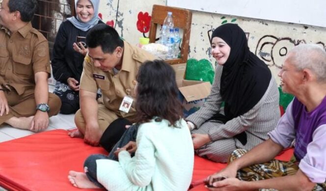 
					Nawal Arafah Yasin berkomunikasi dengan salah satu anak pengungsian banjir Pekalongan | dok Kominfo Jateng