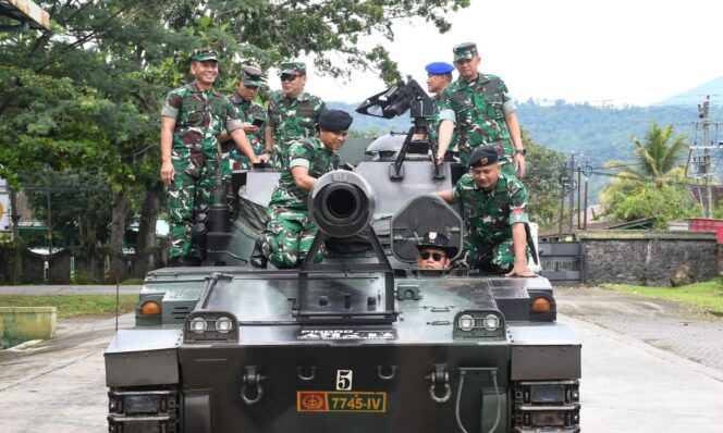 
					Kunjungan ke Yonkav 2/TC, Pangdam IV/Diponegoro Beri Pembekalan Prajurit dan Jajal Tank AMX 13