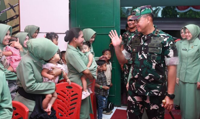 
					Kunjungan Pangdam IV/Diponegoro Perkuat Kebersamaan Prajurit dan Keluarga