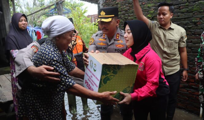 
					Polres Demak Salurkan Bantuan Sosial dan Layanan Kesehatan bagi Warga Korban Banjir