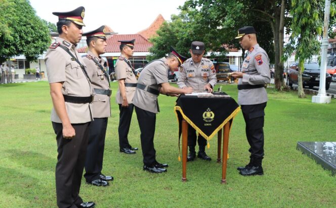 
					Polres Kendal Lakukan Sertijab Kasatintelkam dan Dua Kapolsek, Kapolres Tekankan Pelayanan Prima