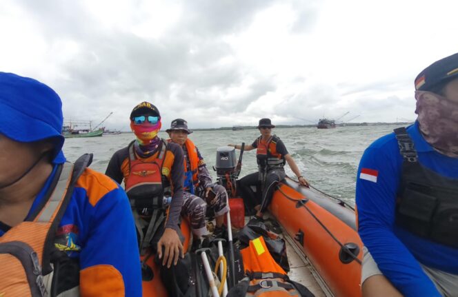 
					Perahu Terbalik di Perairan Banyutowo, Basarnas Cari Dua Nelayan yang Dilaporkan Hilang