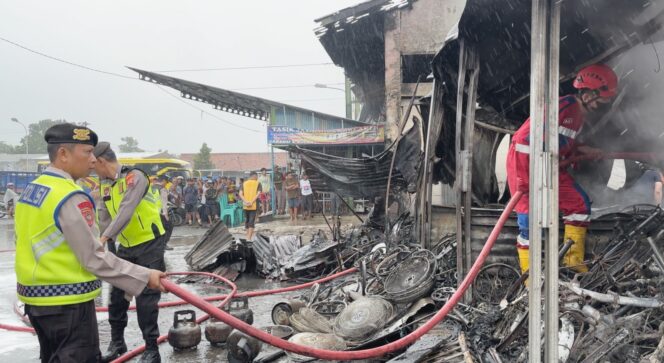 
					Pamapta Polres Tegal Tanggap Atasi Kebakaran Kios Pasar Loak Adiwerna
