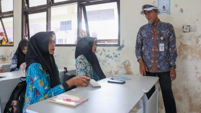 
					Menapaki Perjuangan Guru Muchtar, Sekda Jateng Kunjungi SMA Terluar di Kampung Laut Cilacap