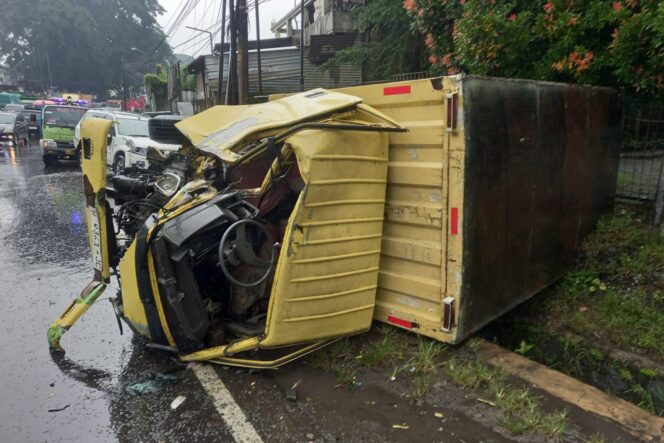 
					Diduga Kurang Konsentrasi, Truk Box Seruduk Dua Mobil di Bahu Jalan Bergas–Bawen