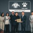 Ketua PSSI, Erick Thohir menerima kontrak kerja sama Apparel Kelme | dok PSSI