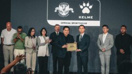 Ketua PSSI, Erick Thohir menerima kontrak kerja sama Apparel Kelme | dok PSSI