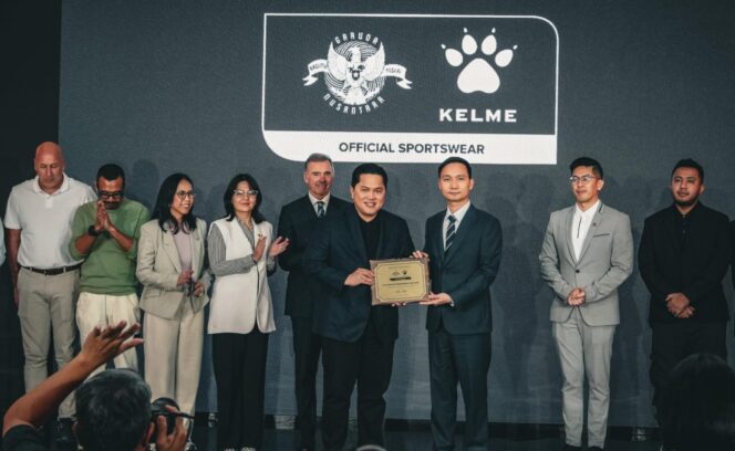 
					Ketua PSSI, Erick Thohir menerima kontrak kerja sama Apparel Kelme | dok PSSI
