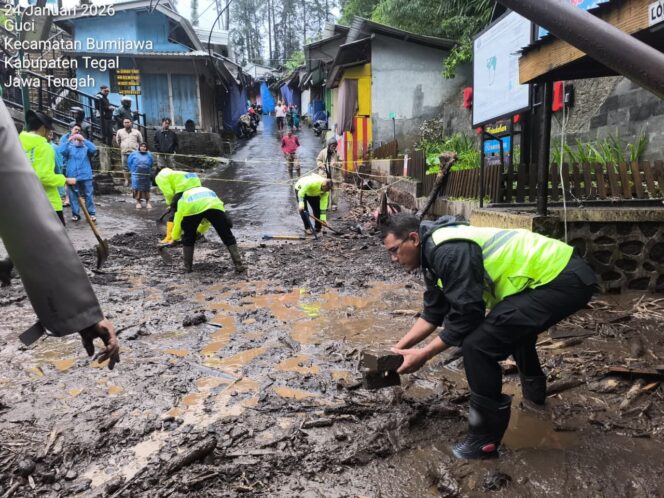 
					Polres Tegal Gelar Kerja Bakti Bersihkan Lumpur Dampak Luapan Sungai di Wilayah Guci