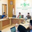 Ketua Panitia Harlah se-abad NU dan Apel Kemanusiaan PWNU Jateng, KH Ahmad Rofiq sedang memimpin rapat persiapan apel kemanusiaan dan istighotsah. (Foto: arh)