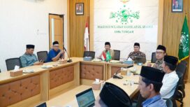 Ketua Panitia Harlah se-abad NU dan Apel Kemanusiaan PWNU Jateng, KH Ahmad Rofiq sedang memimpin rapat persiapan apel kemanusiaan dan istighotsah. (Foto: arh)