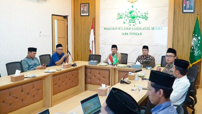 
					Ketua Panitia Harlah se-abad NU dan Apel Kemanusiaan PWNU Jateng, KH Ahmad Rofiq sedang memimpin rapat persiapan apel kemanusiaan dan istighotsah. (Foto: arh)