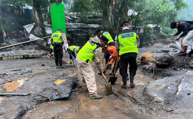 
					Kehadiran Polri di OW Guci Tuai Apresiasi Warga, Kerja Bakti Percepat Pemulihan Pascabencana