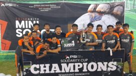 Ketua DPD PSI Kota Semarang bersama Tim  Zayn FC sebagai Juara 1 | foto: Wahyu Hamijaya
