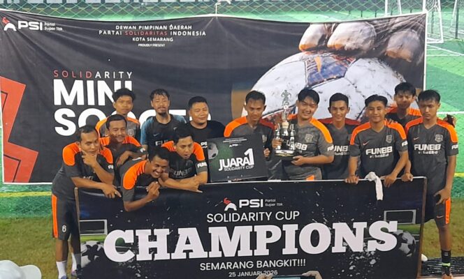 
					Ketua DPD PSI Kota Semarang bersama Tim  Zayn FC sebagai Juara 1 | foto: Wahyu Hamijaya