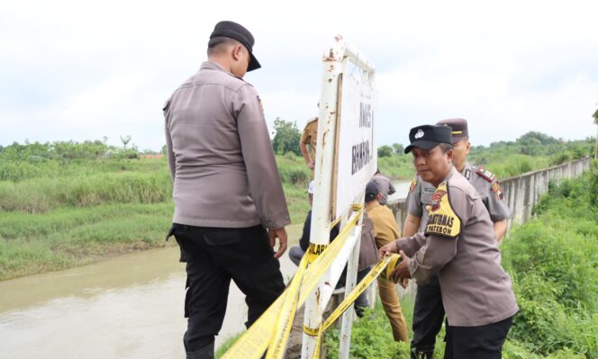 
					Antisipasi Tanggul Jebol, Polisi Pasang Garis Pengaman di Kali Bodri Patebon