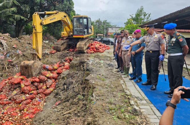 
					Polrestabes Semarang Musnahkan 6.171 Karung Bawang Bombay Ilegal