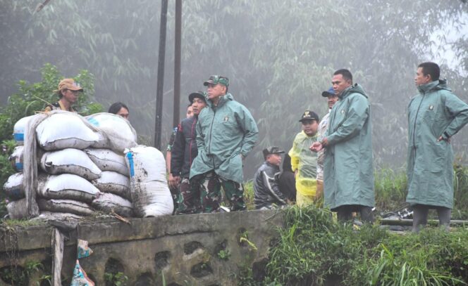 
					Pangdam IV/Diponegoro Tinjau Dampak Banjir Bandang dan Longsor, Salurkan Bantuan untuk Warga Purbalingga–Pemalang
