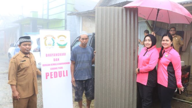 
					Bhayangkari Polres Tegal Hadir Menguatkan, Warga Sumbaga Bangkit di Tengah Musibah