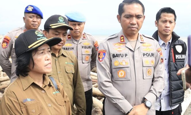 
					Perhutani Pastikan Kayu di Pantai Larangan Bukan Hasil Tebangan, Kapolres Tegal Turun Langsung ke Lokasi